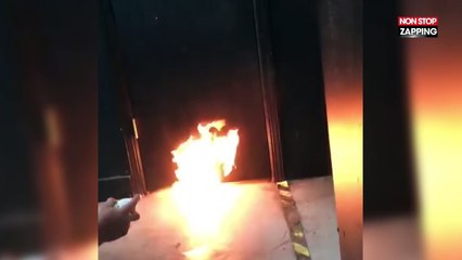 Un homme met le feu aux toilettes pendant que son ami est dedans (Vidéo)
