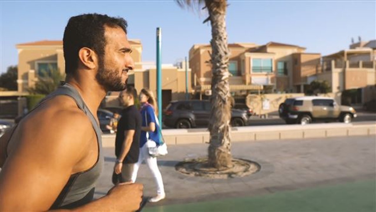 Aus Trauer: Lifecoach motiviert am Strand von Dubai