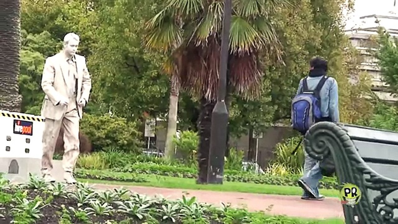 FUNNY STATUE SCARES