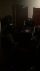 Ces policiers n'arrivent pas à défoncer la porte... Solide hein!