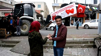 İş makinesine asılan pankartla evlilik teklifi - ANTALYA