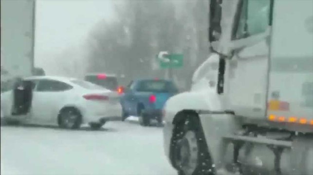 Une femme sort de justesse de sa voiture pour éviter un camion qui lui fonce dessus !