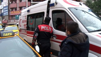 Halk pazarında seyyar satıcıyı ayağından vurdular