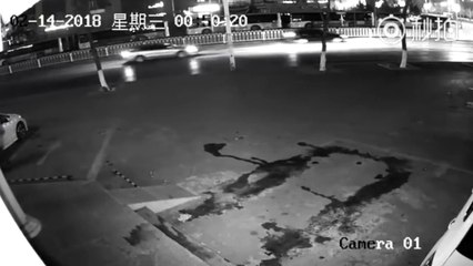 Ce cambrioleur met son pote KO en jetant une brique sur la vitrine d'un magasin