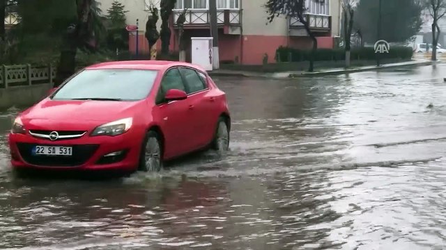 Şiddetli sağanak nedeniyle araçlar trafikte ilerlemekte güçlük çekti - EDİRNE