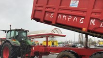 Au Mans, des agriculteurs bloquent l’entrée d’un Intermarché