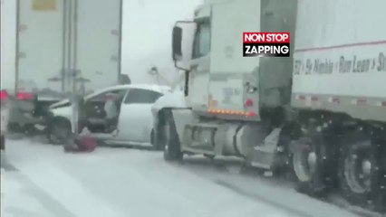 Elle voit un camion lui foncer dessus et sort en courant de sa voiture (Vidéo)