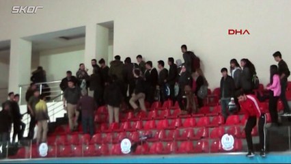 Voleybol maçında arbede çıktı