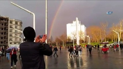 Taksim’de beliren gökkuşağı kendine hayran bıraktı
