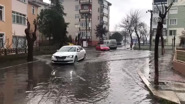 Şiddetli Sağanak Nedeniyle Araçlar Trafikte İlerlemekte Güçlük Çekti
