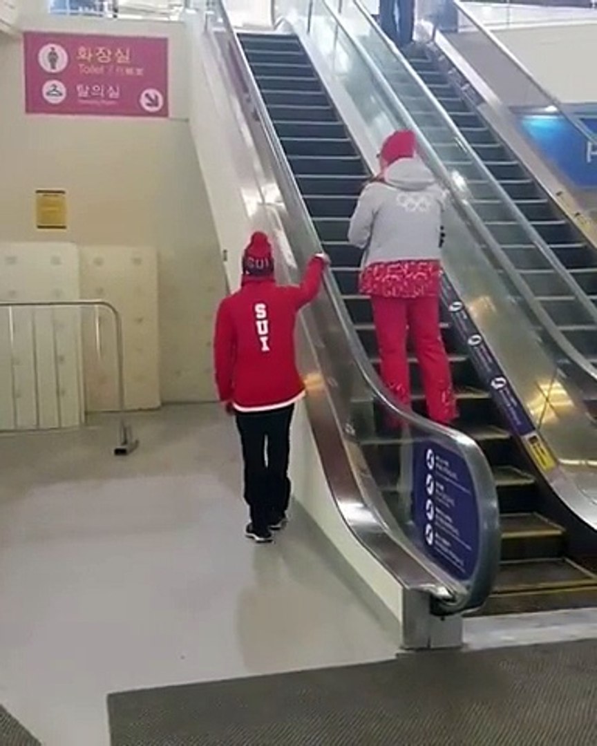 平昌冬奥运动员乘坐电梯 极具喜感