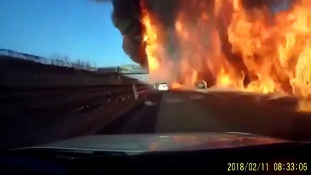 Une voiture provoque un grand incendie dans une autoroute !