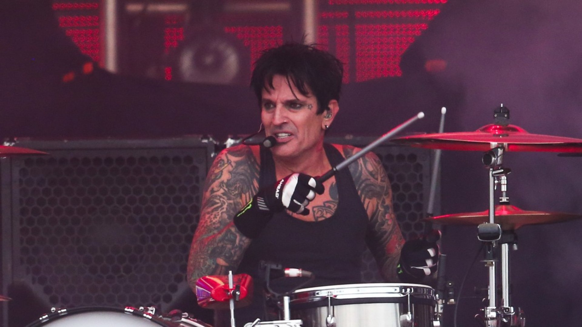 Motley Crue Drummer Tommy Lee Is Engaged Video Dailymotion