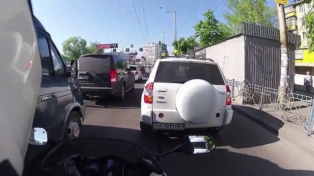 Ce motard courageux poursuit un voleur à l'arrachée et le rattrape! Bien joué