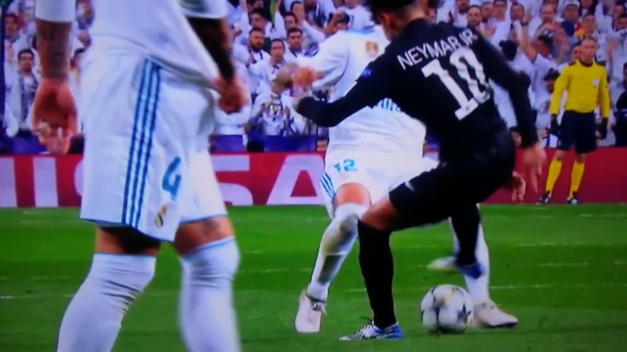 Neymar with a super dribble vs Marcelo!