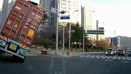 CRAZY SEMI TRUCK DRIVING FAILS COMPILATION APRIL 2017