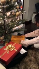 Decao tặng Châu Bùi một chiếc tạp dề thật xinh xẻo