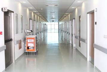 Hasta Odasında Banyo Yapıp Tıraş Olan Doktor Hastaneyi Birbirine Kattı