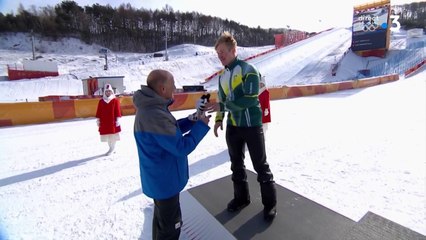 JO 2018: Snowboard cross - Pierre Vaultier monte sur la 1ère marche lors de la cérémonie des fleurs
