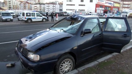 Yolun karşısına geçmeye çalışan yaşlı adama otomobil çarptı:1 ölü