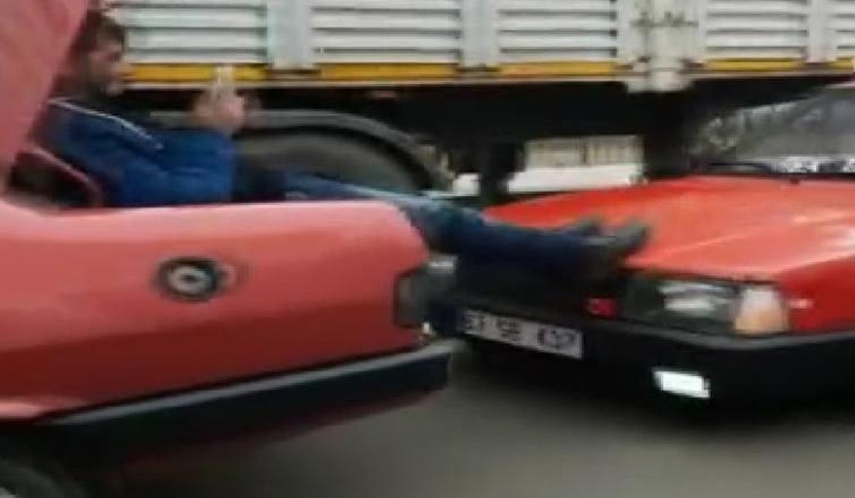 Çekme halatı yerine bacaklarını kullandı