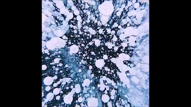Des milliers de bulles piégées dans la glace de ce lac gelé : juste MAGNIFIQUE