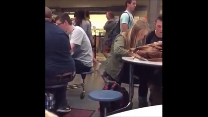 Regardez bien ou fini la boulette de papier... Panier droit dans les fesses
