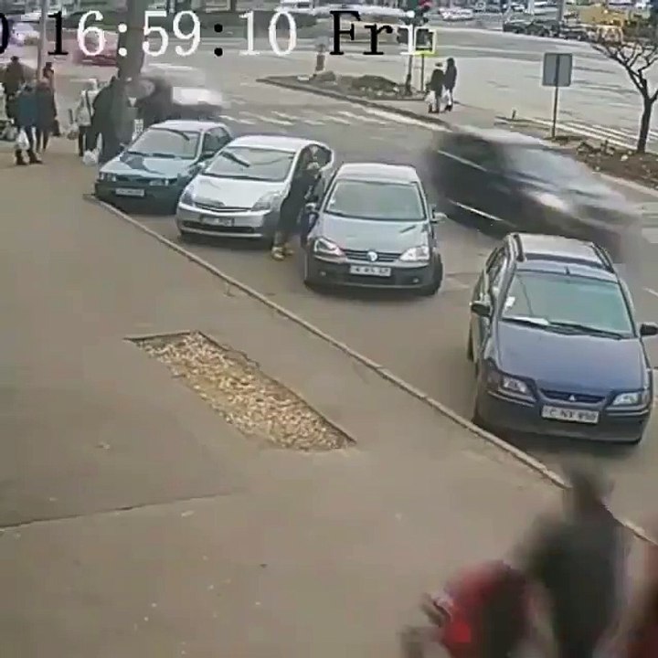 Il arrache sa portière en faisant une marche arrière et ce n'est pas fini... Pire conducteur du monde