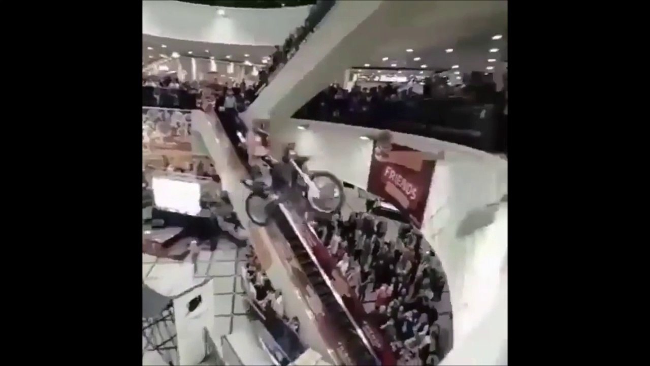 Ce motard a évité le pire en tentant un saut de fou dans ce centre commercial