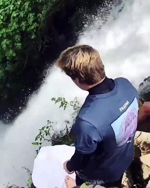 Il plonge d'une falaise dans une chute d'eau incroyable... Terrifiant