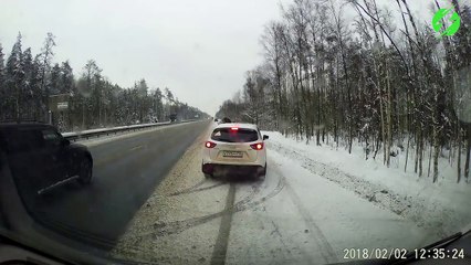 Il double n'importe comment sur l'autoroute et pousse un camion dans le fossé