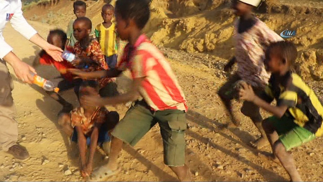 - Etiyopyalı Çocukların İlginç Pet Şişe Dansı  - Dağ Yollarında Çocuklar, Boş Pet Şişe Alabilmek İçin Dans Ederek Araçların Önünü Kesiyor  - Pet Şişe İçin Neredeyse Takla Atan Çocuklar, Buna Sahip Olduklarında İse Mutluluktan H