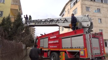 Çatıda Mahsur Kalan Kediyi İtfaiye Kurtardı