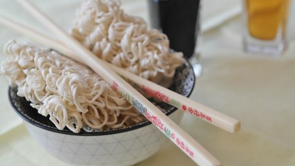 Pourquoi mange-t-on avec des baguettes en Asie ?