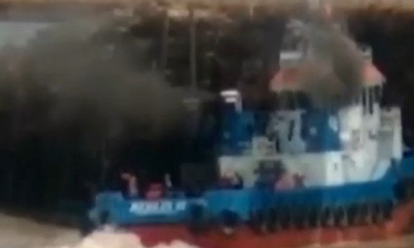 Video Amatir: Kapal Tongkang Tabrak Jembatan Mahakam