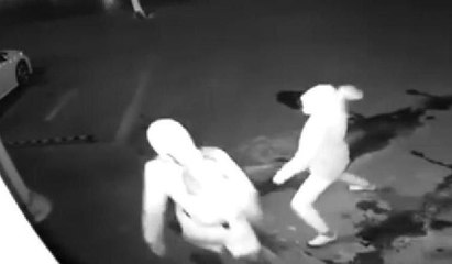 Hırsız, camı kırmaya çalışırken arkadaşını yaraladı