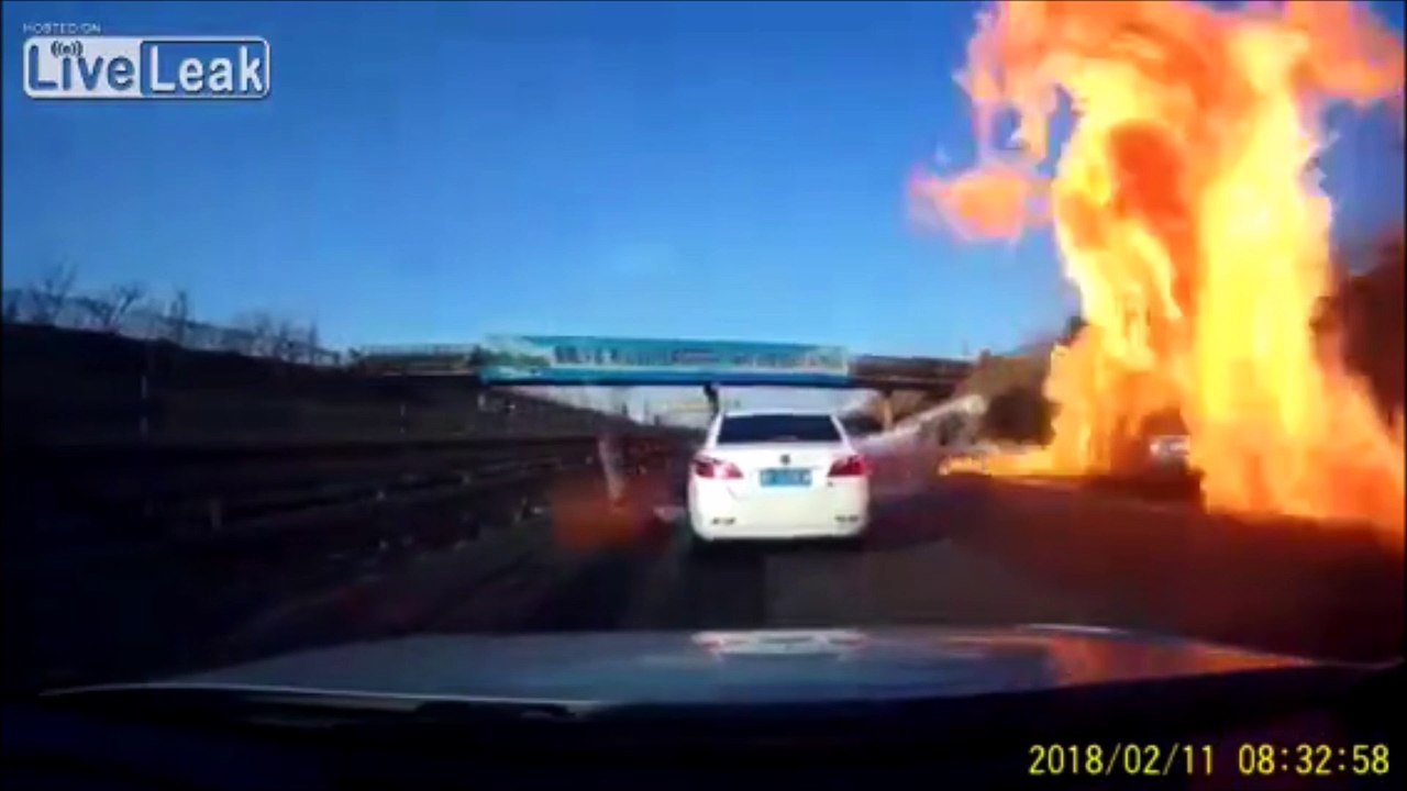Une autoroute prend feu à cause d'un camion-citerne