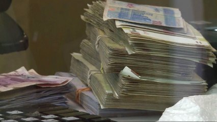 Iran arrests currency traders as rial plummets