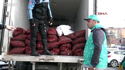 Beyoğlu'nda bir kamyonette yaklaşık 3 ton canlı midye ele geçirildi.