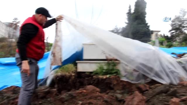 İnşaat Firmasının Mezarlara Kadar Kazı Yapmasına Tepki