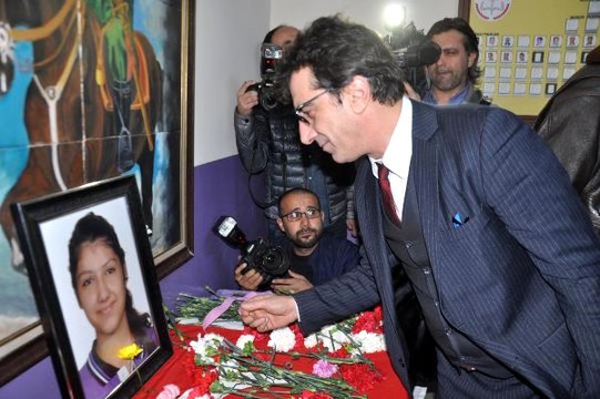 Sanatçılar, Roketli Saldırıda Ölen Fatma'nın Evini Ziyaret Etti