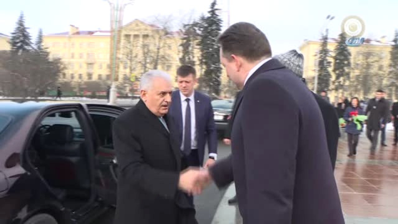 Başbakan Yıldırım, Belarus'ta Zafer Anıtı'na Çelenk Koydu