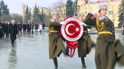 - Başbakan Yıldırım, Belarus’ta Zafer Anıtı’na çelenk koydu