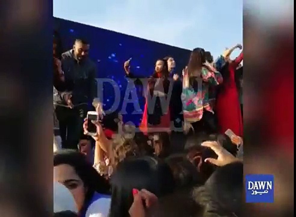 لڑکیوں کا اسٹیج گر گیا