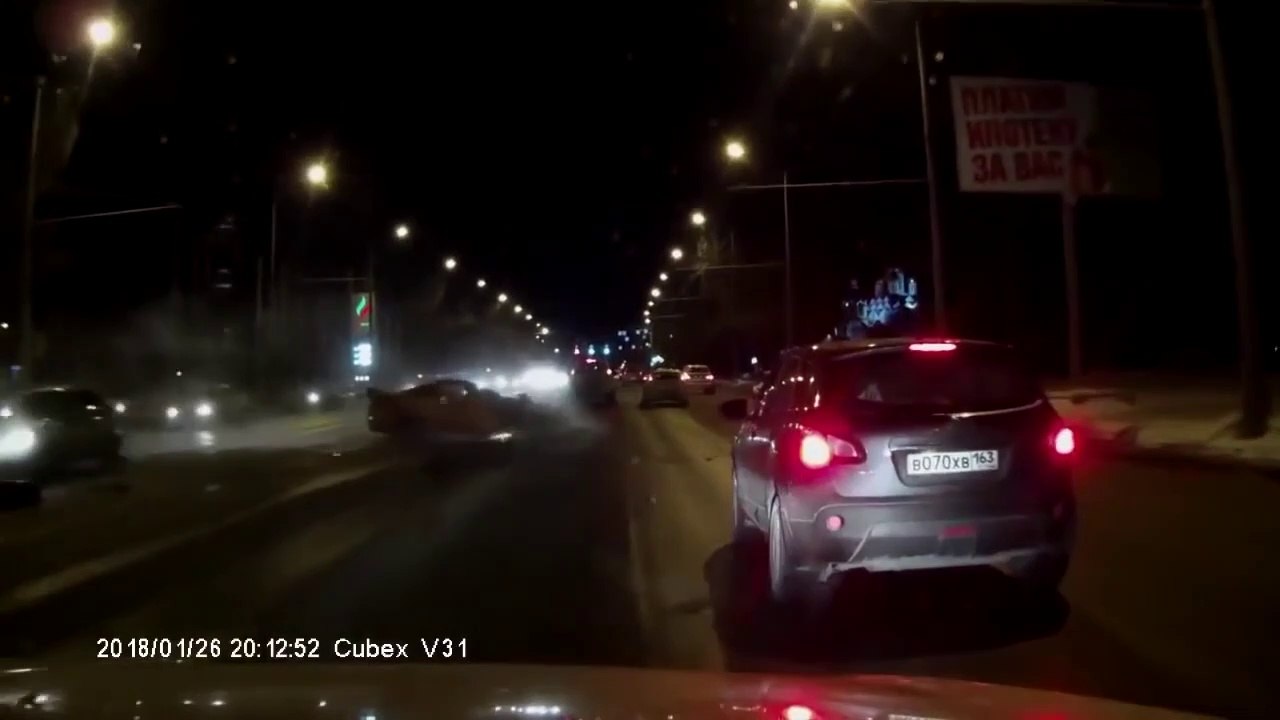 Ce chauffard au volant d'une Nissan 350Z double à toute vitesse en contresens et percute une voiture