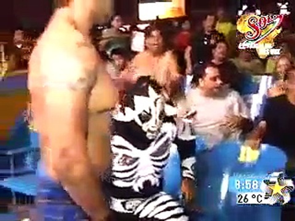 Ce catcheur n'apprécie pas qu'un fan lui arrache son masque et lui met un gros coup