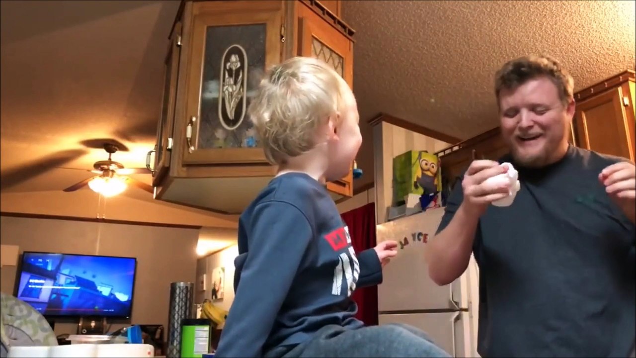 Regardez comment ce papa retire une nouille coincée dans le nez de son fils... Trop drole