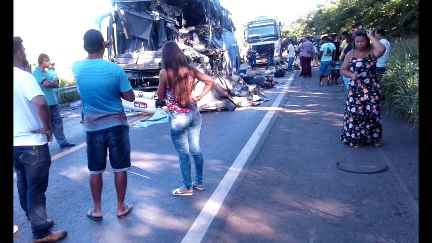 Ônibus que saiu de Cajazeiras para o Goiás se envolve em acidente deixando mortos e feridos