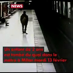 Un enfant de 2 ans tombe du quai dans le métro à Milan et est miraculeusement sauvé par un jeune homme