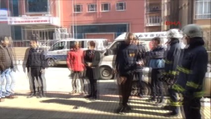 Yalova Garajda 20 Gündür Mahsur Kedi, Savcılık İzni ile Kurtarıldı